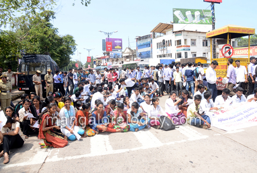  Students take up cudgels against Yettinahole Project 1